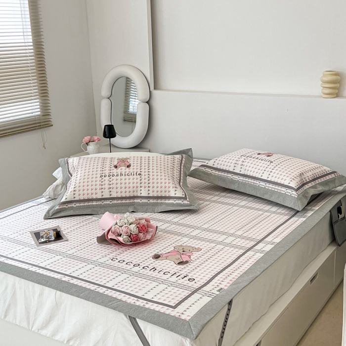 91家纺网 家纺一手货源 找家纺 昔可 2022新款大版数码水洗冰沐丝凉席 可可熊粉