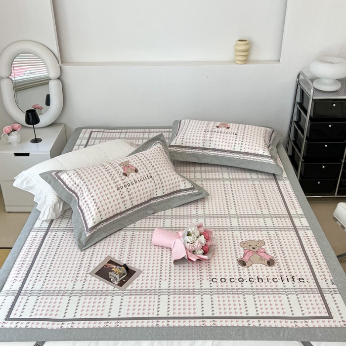 91家纺网 家纺一手货源 找家纺 昔可 2022新款大版数码水洗冰沐丝凉席 可可熊粉