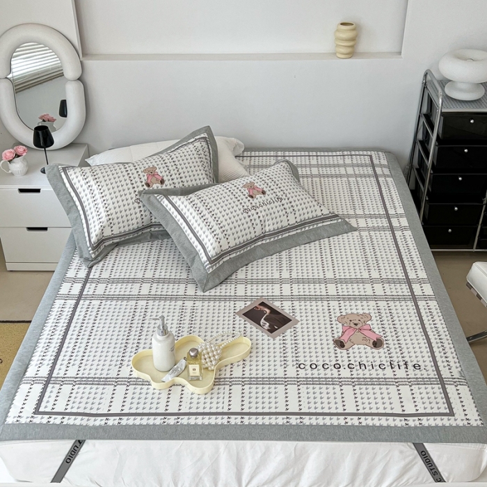 91家纺网 家纺一手货源 找家纺 昔可 2022新款大版数码水洗冰沐丝凉席 可可熊蓝