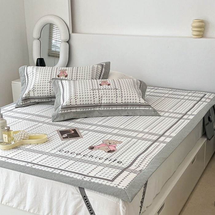 91家纺网 家纺一手货源 找家纺 昔可 2022新款大版数码水洗冰沐丝凉席 可可熊蓝