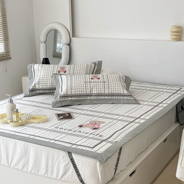 91家纺网 家纺一手货源 找家纺 昔可 2022新款大版数码水洗冰沐丝凉席 可可熊蓝