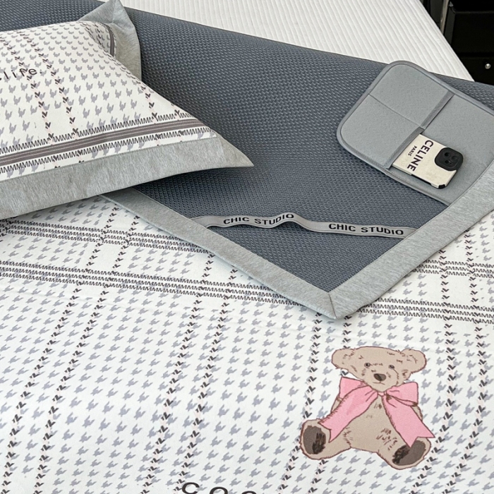 91家纺网 家纺一手货源 找家纺 昔可 2022新款大版数码水洗冰沐丝凉席 可可熊蓝