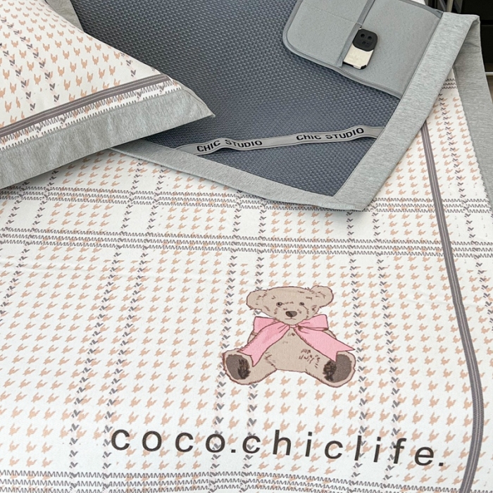 91家纺网 家纺一手货源 找家纺 昔可 2022新款大版数码水洗冰沐丝凉席 可可熊米