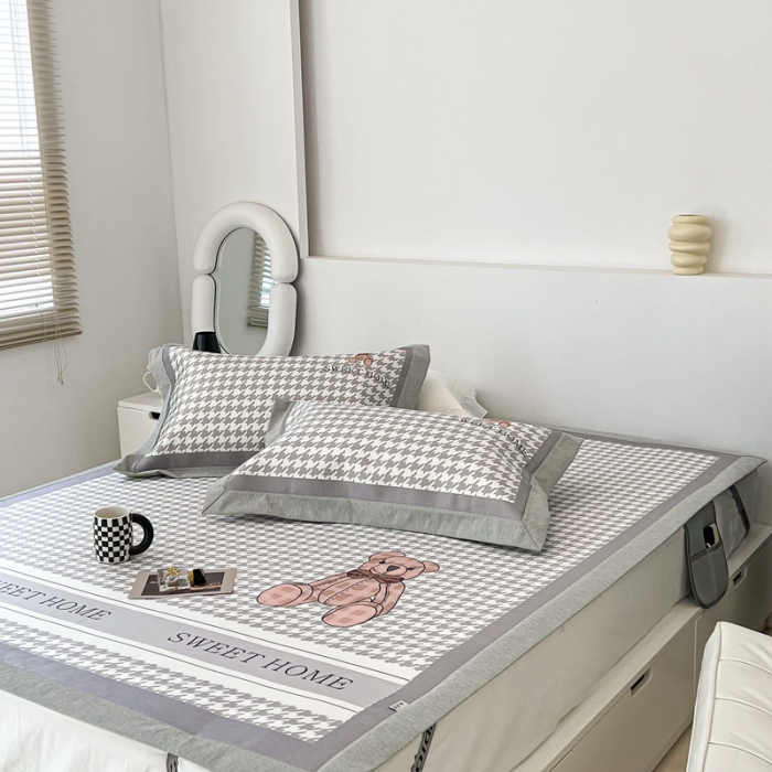 91家纺网 家纺一手货源 找家纺 昔可 2022新款大版数码水洗冰沐丝凉席 酷酷千鸟格纹熊