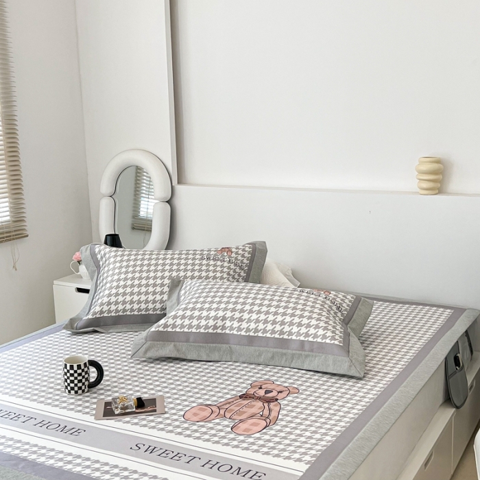 91家纺网 家纺一手货源 找家纺 昔可 2022新款大版数码水洗冰沐丝凉席 酷酷千鸟格纹熊