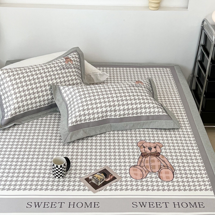 91家纺网 家纺一手货源 找家纺 昔可 2022新款大版数码水洗冰沐丝凉席 酷酷千鸟格纹熊