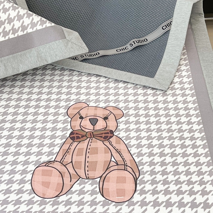 91家纺网 家纺一手货源 找家纺 昔可 2022新款大版数码水洗冰沐丝凉席 酷酷千鸟格纹熊