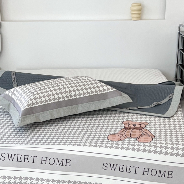 91家纺网 家纺一手货源 找家纺 昔可 2022新款大版数码水洗冰沐丝凉席 酷酷千鸟格纹熊