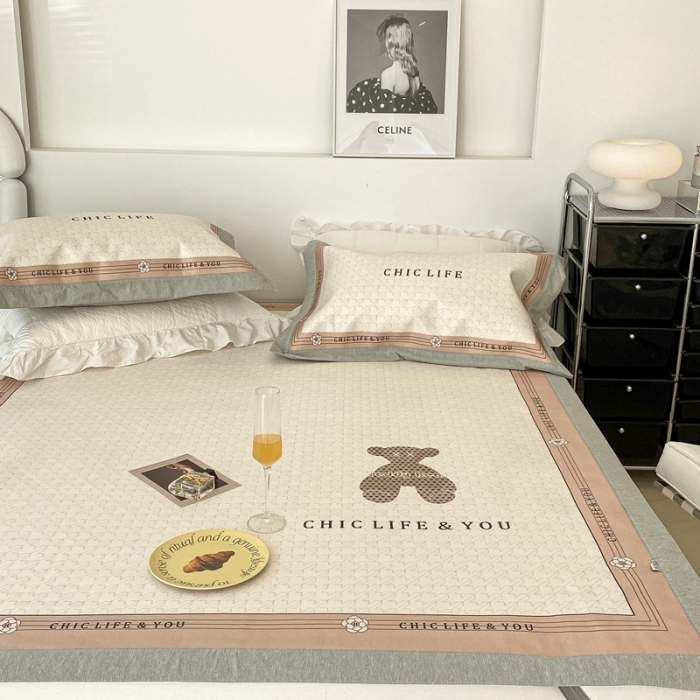 91家纺网 家纺一手货源 找家纺 昔可 2022新款大版数码水洗冰沐丝凉席 千鸟格纹熊