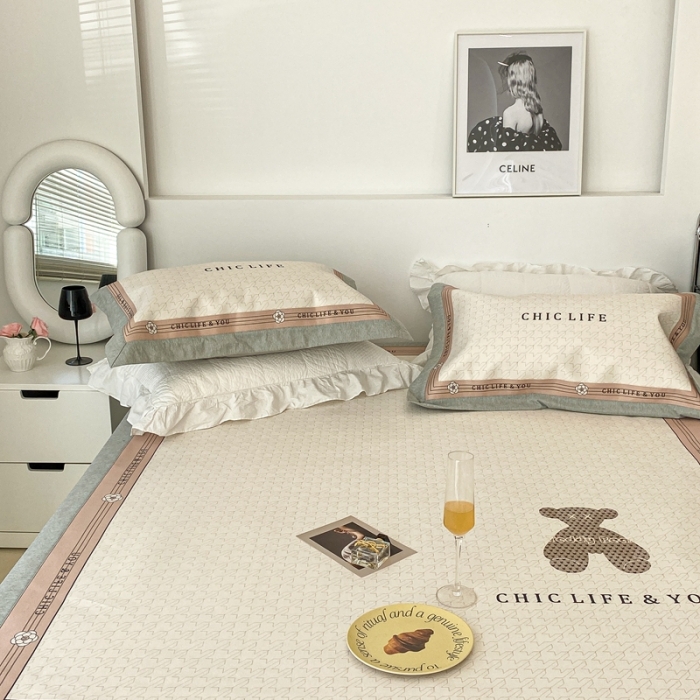 91家纺网 家纺一手货源 找家纺 昔可 2022新款大版数码水洗冰沐丝凉席 千鸟格纹熊