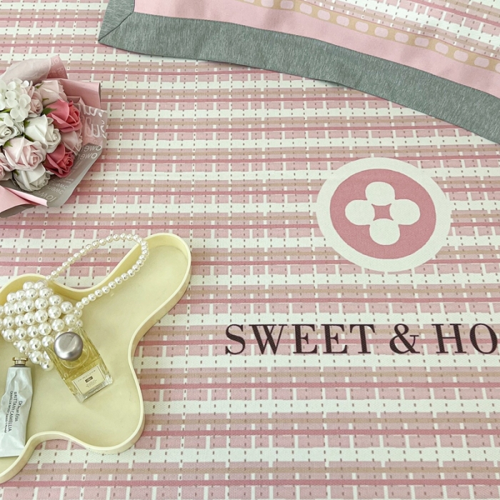 91家纺网 家纺一手货源 找家纺 昔可 2022新款大版数码水洗冰沐丝凉席 香香四叶花粉