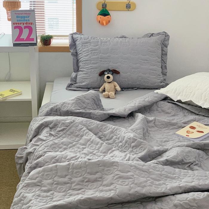 91家纺网 家纺一手货源 找家纺 六巷胡同 2023新款ins小熊床盖夏被四件套 灰小熊