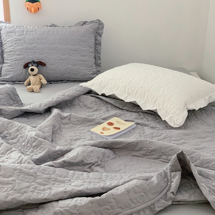 91家纺网 家纺一手货源 找家纺 六巷胡同 2023新款ins小熊床盖夏被四件套 灰小熊