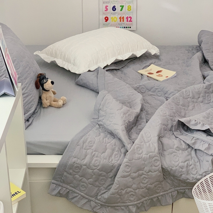 91家纺网 家纺一手货源 找家纺 六巷胡同 2023新款ins小熊床盖夏被四件套 灰小熊