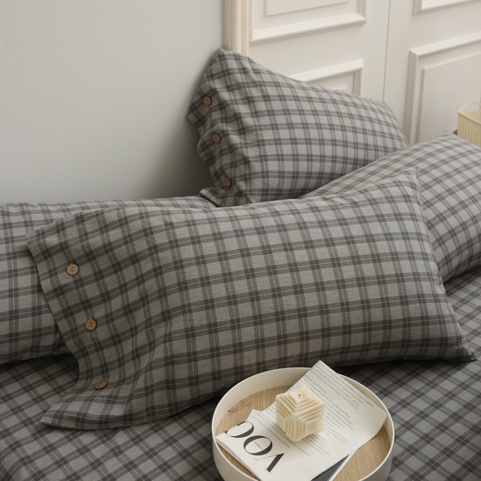 91家纺网 家纺一手货源 找家纺 榻尚家居 2023新款经典田园格子色织水洗棉四件套系列 自由（深灰格）