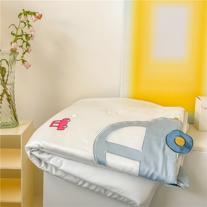 91家纺网 家纺一手货源 找家纺 星野 2022新款绣花儿童夏被-嘟嘟车