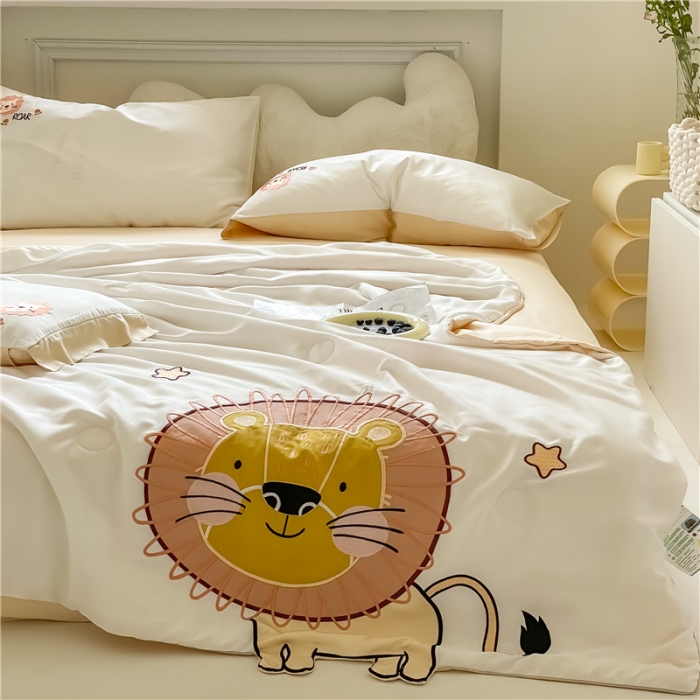 91家纺网 家纺一手货源 找家纺 星野 2022新款绣花儿童夏被-萌萌狮