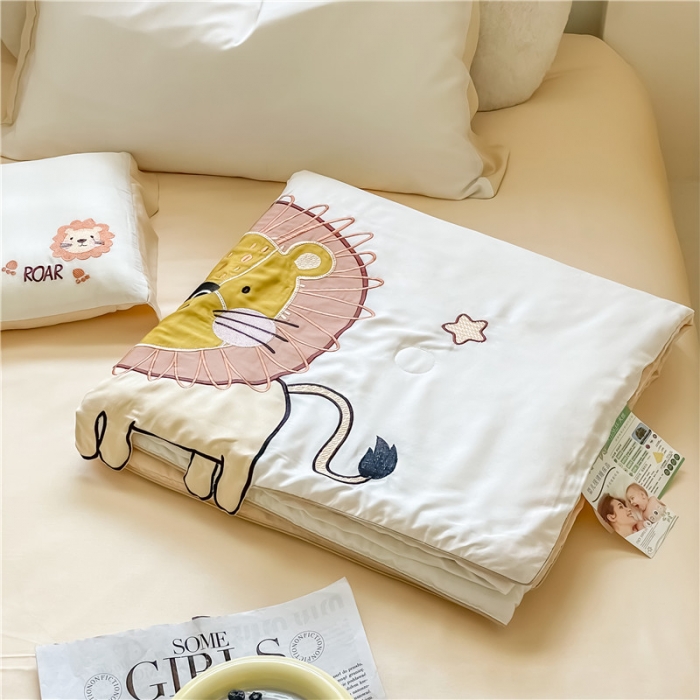 91家纺网 家纺一手货源 找家纺 星野 2022新款绣花儿童夏被-萌萌狮