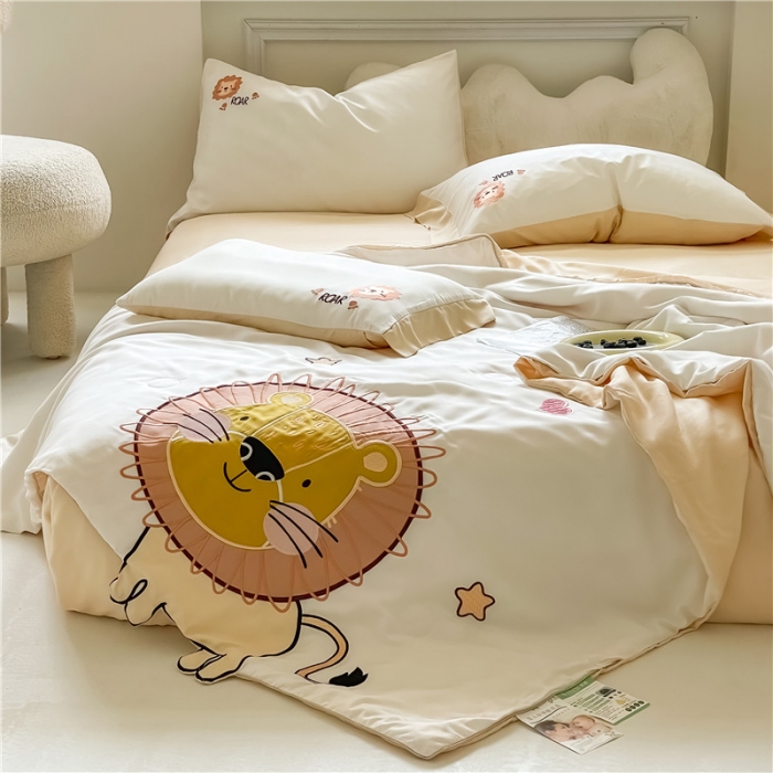 91家纺网 家纺一手货源 找家纺 星野 2022新款绣花儿童夏被-萌萌狮