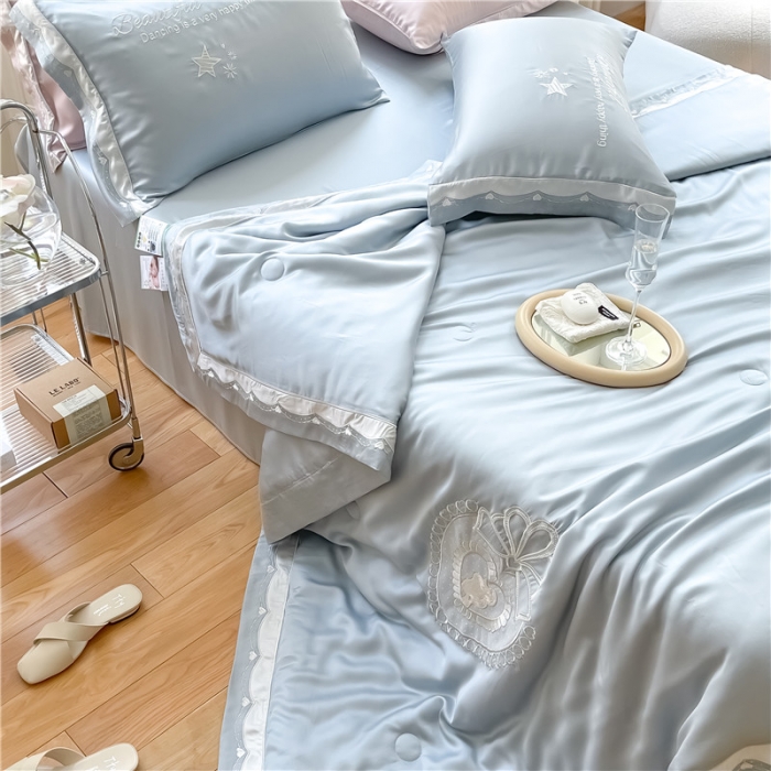 91家纺网 家纺一手货源 找家纺 星野 2022新款绣花宽边天丝夏被-薇薇安