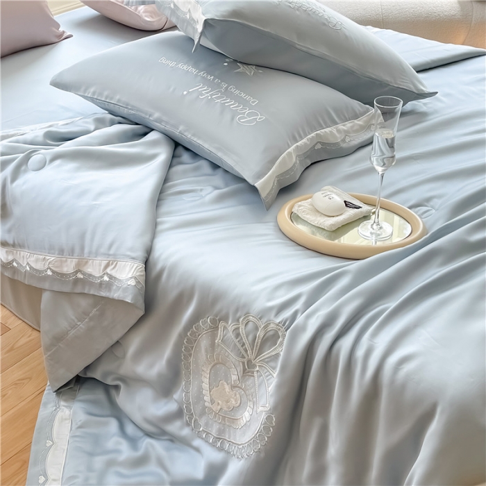 91家纺网 家纺一手货源 找家纺 星野 2022新款绣花宽边天丝夏被-薇薇安