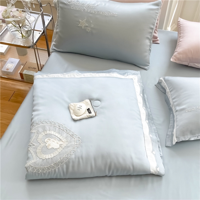 91家纺网 家纺一手货源 找家纺 星野 2022新款绣花宽边天丝夏被-薇薇安