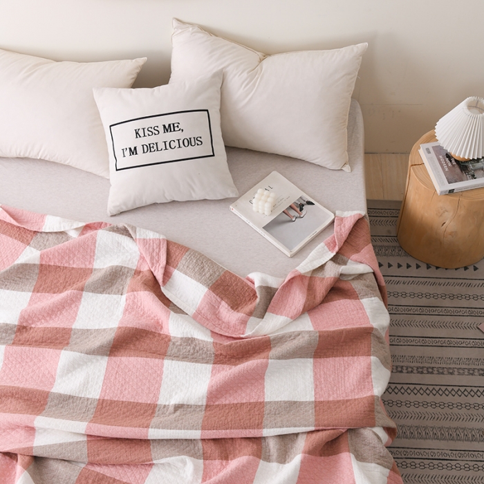 91家纺网 家纺一手货源 找家纺 雯雨 2022新款无印风纱布毛巾被夏被直播 复古大格粉