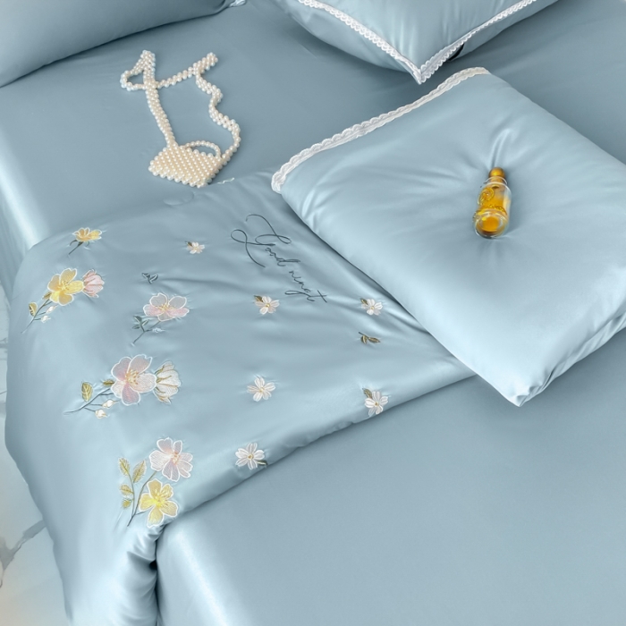 91家纺网 家纺一手货源 找家纺 安妮家居 2022新款水洗真丝夏被四件套 蕾丝浅蓝