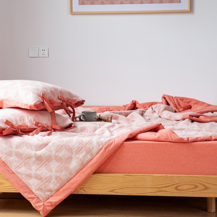 91家纺网 家纺一手货源 找家纺 安莱生活 2022新款双层纱四叶草色织大提花夏被 四叶草桔红