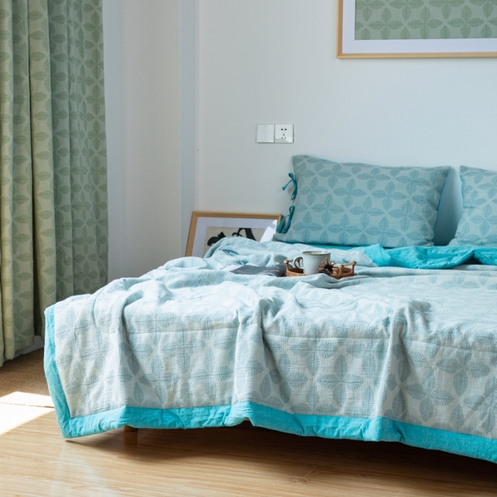 91家纺网 家纺一手货源 找家纺 安莱生活 2022新款双层纱四叶草色织大提花夏被 四叶草兰青