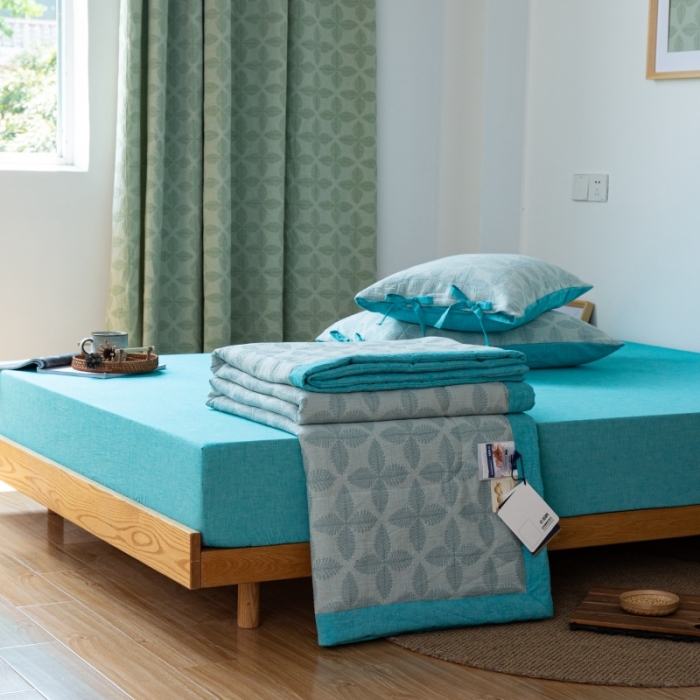 91家纺网 家纺一手货源 找家纺 安莱生活 2022新款双层纱四叶草色织大提花夏被 四叶草兰青