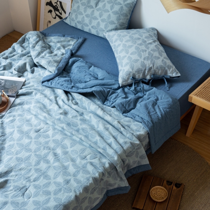 91家纺网 家纺一手货源 找家纺 安莱生活 2022新款双层纱四叶草色织大提花夏被 四叶草深蓝