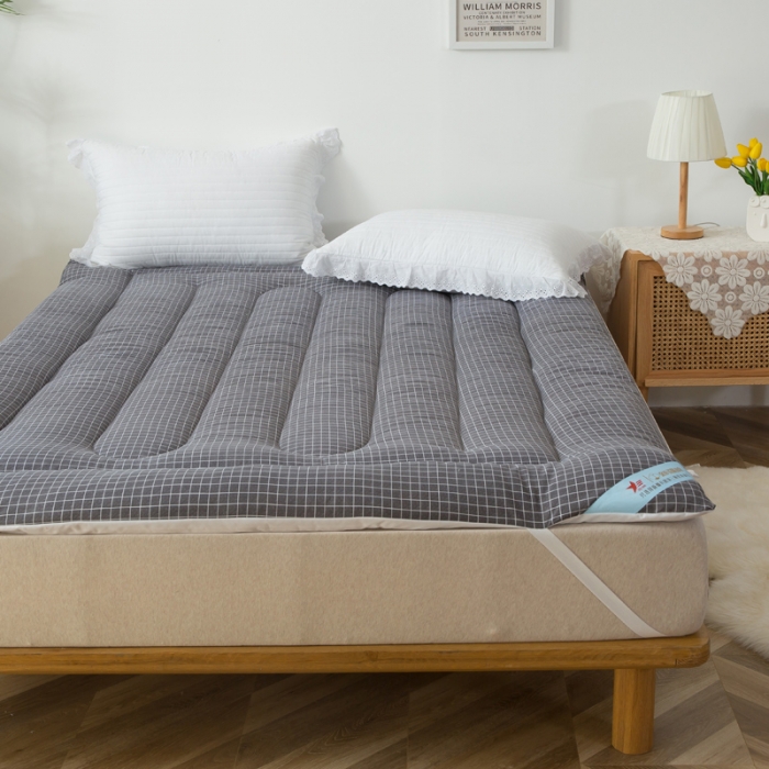 91家纺网 家纺一手货源 找家纺 一条棉被 2022新款亲肤水洗棉床垫 格子黑