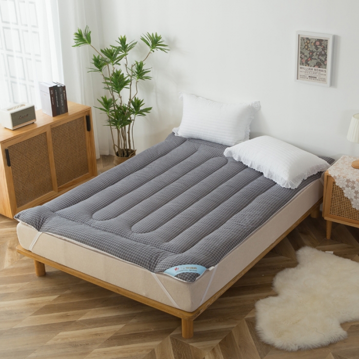 91家纺网 家纺一手货源 找家纺 一条棉被 2022新款亲肤水洗棉床垫 格子黑