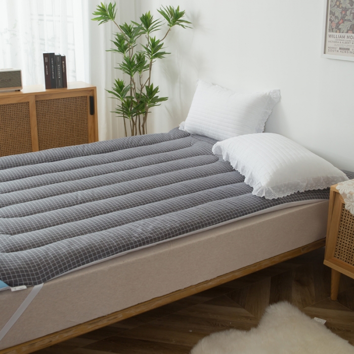 91家纺网 家纺一手货源 找家纺 一条棉被 2022新款亲肤水洗棉床垫 格子黑