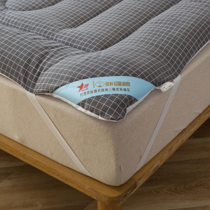 91家纺网 家纺一手货源 找家纺 一条棉被 2022新款亲肤水洗棉床垫 格子黑