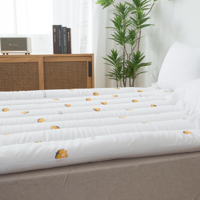 91家纺网 家纺一手货源 找家纺 一条棉被 2022新款亲肤水洗棉床垫 棉花朵朵