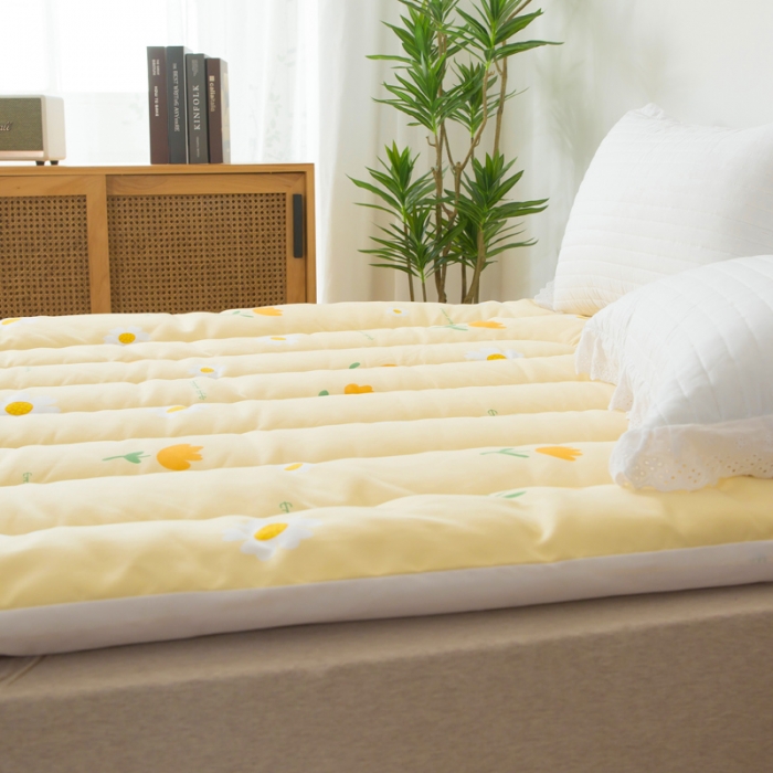 91家纺网 家纺一手货源 找家纺 一条棉被 2022新款亲肤水洗棉床垫 小橘花