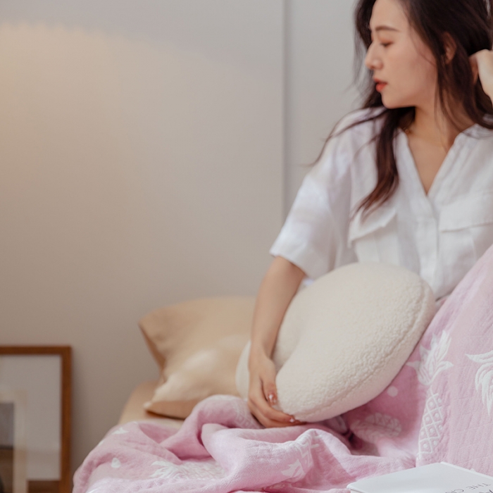 91家纺网 家纺一手货源 找家纺 雯雨 2022新款四层加厚纱布毛巾被 菠萝紫