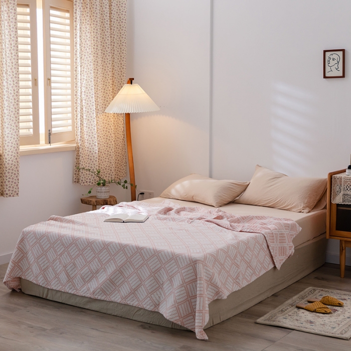 91家纺网 家纺一手货源 找家纺 雯雨 2022新款四层加厚纱布毛巾被 方格圆点粉