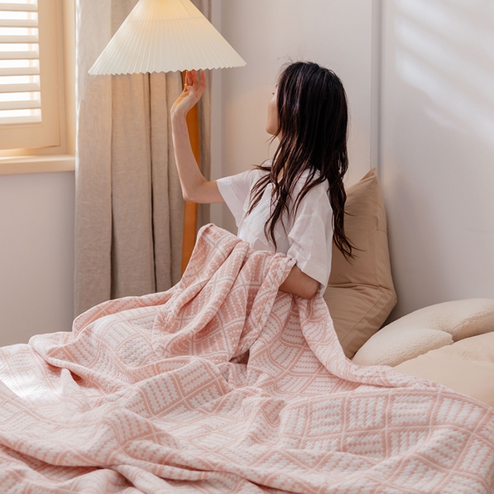 91家纺网 家纺一手货源 找家纺 雯雨 2022新款四层加厚纱布毛巾被 方格圆点粉