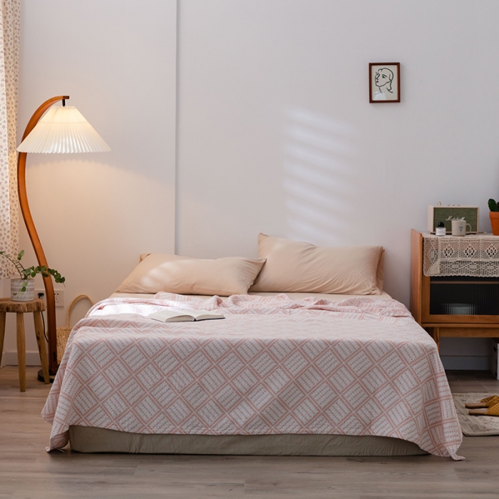 91家纺网 家纺一手货源 找家纺 雯雨 2022新款四层加厚纱布毛巾被 方格圆点粉