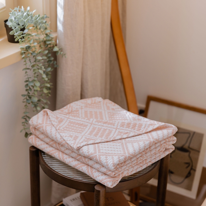 91家纺网 家纺一手货源 找家纺 雯雨 2022新款四层加厚纱布毛巾被 方格圆点粉