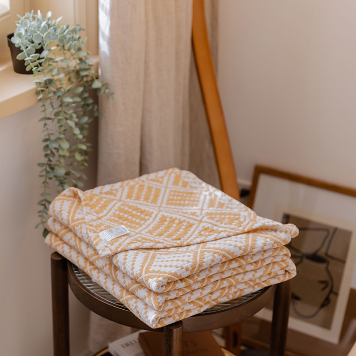 91家纺网 家纺一手货源 找家纺 雯雨 2022新款四层加厚纱布毛巾被 方格圆点黄