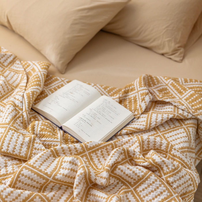 91家纺网 家纺一手货源 找家纺 雯雨 2022新款四层加厚纱布毛巾被 方格圆点黄