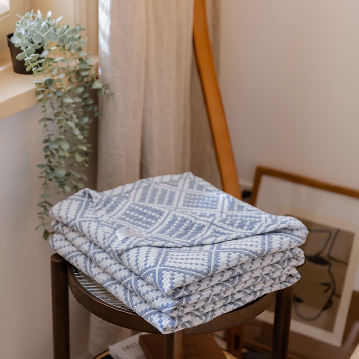 91家纺网 家纺一手货源 找家纺 雯雨 2022新款四层加厚纱布毛巾被 方格圆点兰