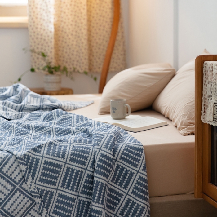 91家纺网 家纺一手货源 找家纺 雯雨 2022新款四层加厚纱布毛巾被 方格圆点兰