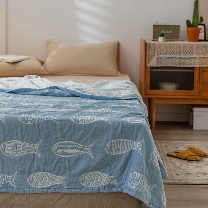 91家纺网 家纺一手货源 找家纺 雯雨 2022新款四层加厚纱布毛巾被 年年有鱼兰