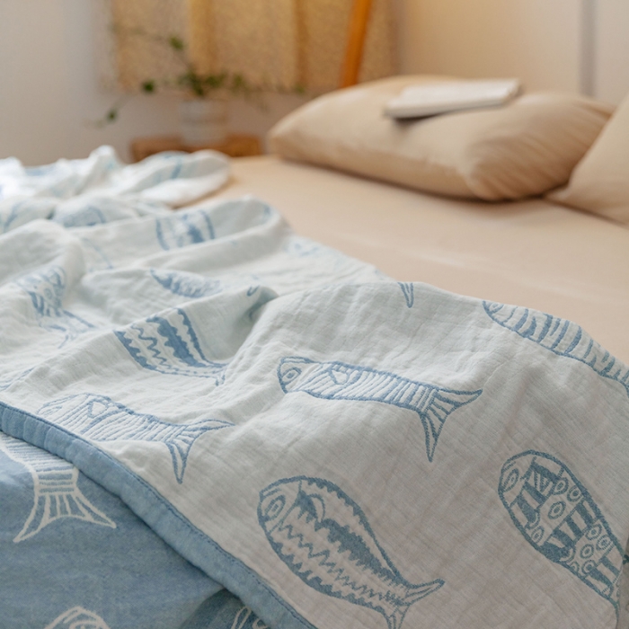 91家纺网 家纺一手货源 找家纺 雯雨 2022新款四层加厚纱布毛巾被 年年有鱼兰