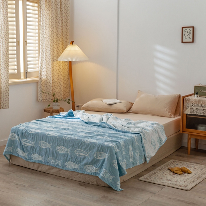 91家纺网 家纺一手货源 找家纺 雯雨 2022新款四层加厚纱布毛巾被 年年有鱼兰